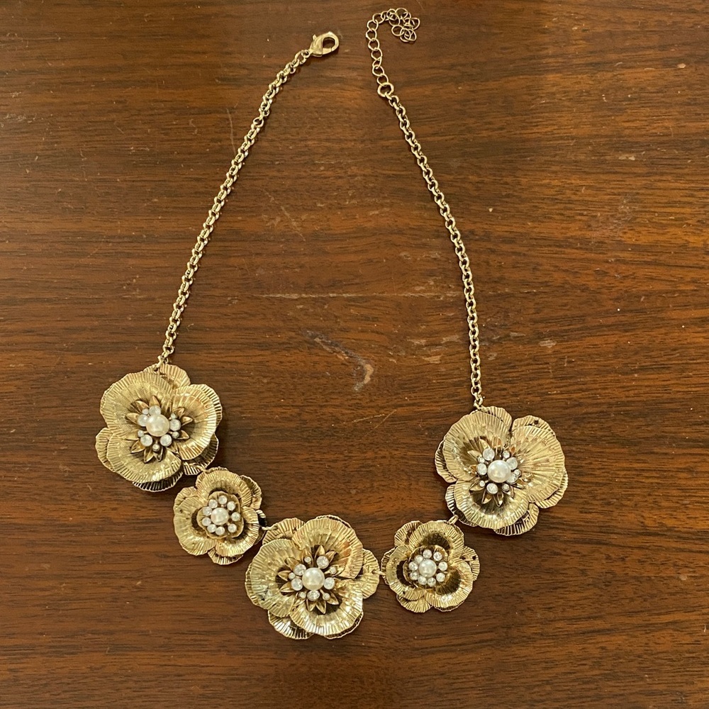 Elegant Gold Floral Necklace